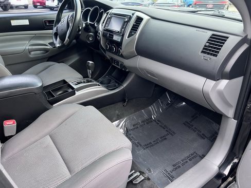 Used 2015 Toyota Tacoma Base image 22