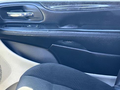 Used 2019 Dodge Grand Caravan SE w/ UConnect Hands-Free Group image 21