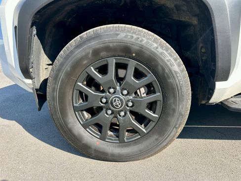 Used 2025 Toyota 4Runner SR5 AWD/4WD image 9