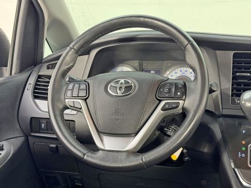 Used 2019 Toyota Sienna SE w/ Carpet Mat Package image 18