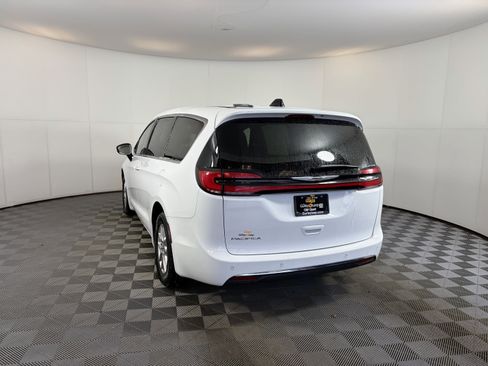 Used 2025 Chrysler Pacifica Select image 7