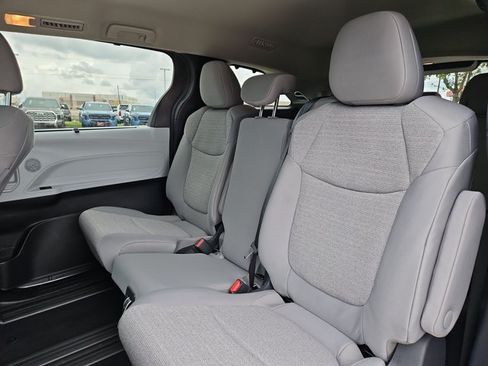 Used 2026 Toyota Sienna LE FWD image 19