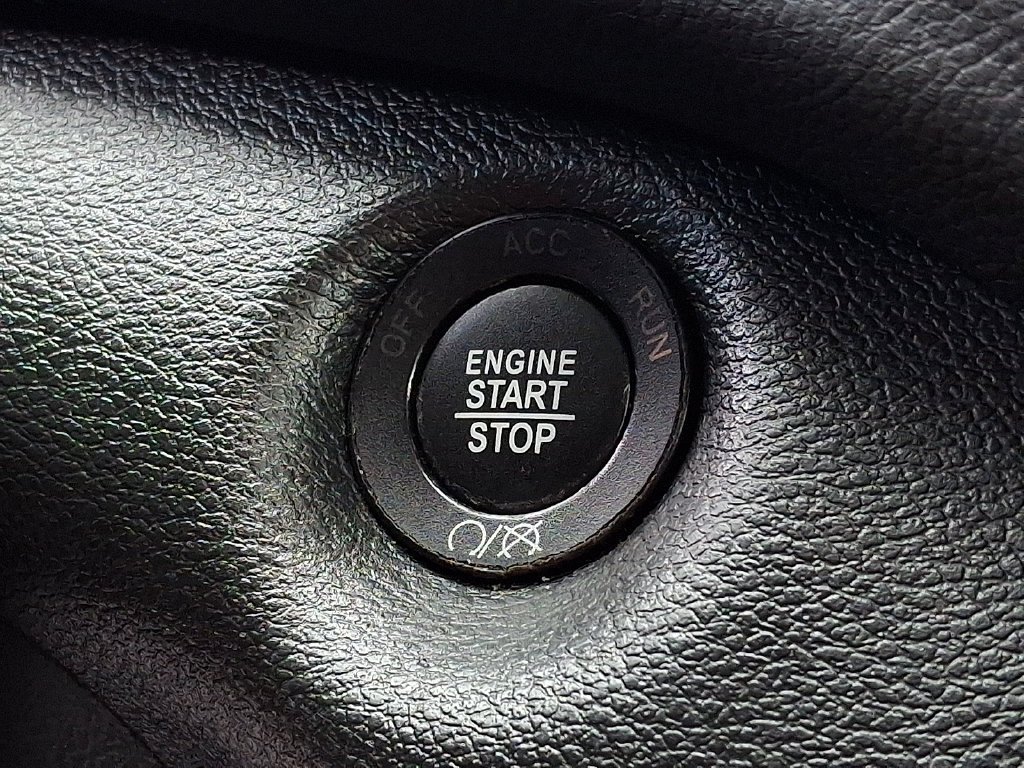 Used 2019 Jeep Cherokee Latitude Plus w/ Comfort/Convenience Group AWD/4WD image 25