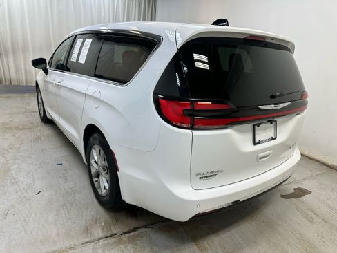 Used 2026 Chrysler Pacifica Limited FWD image 2