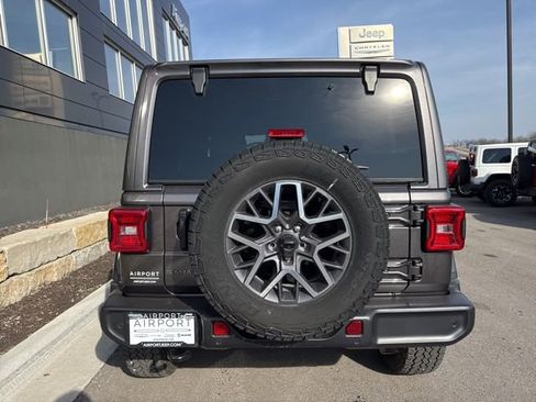 Used 2025 Jeep Wrangler Unlimited Sahara AWD/4WD image 4