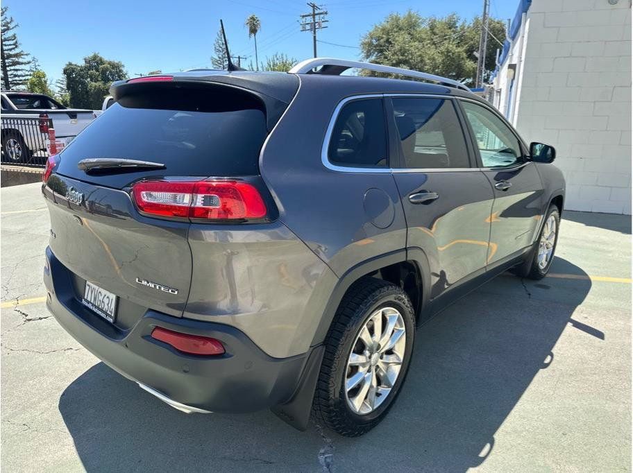 Used 2017 Jeep Cherokee Limited w/ Technology Group AWD/4WD image 5
