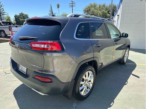 Used 2017 Jeep Cherokee Limited w/ Technology Group AWD/4WD image 5