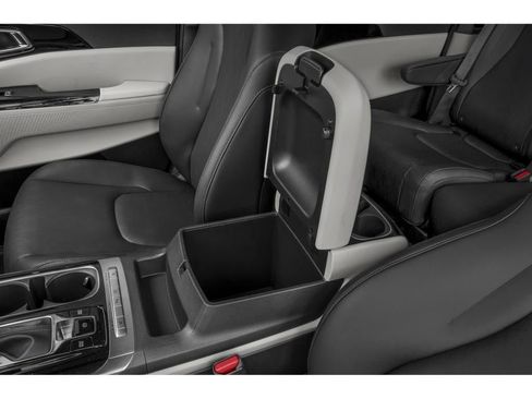 Used 2024 Kia Carnival EX FWD image 10