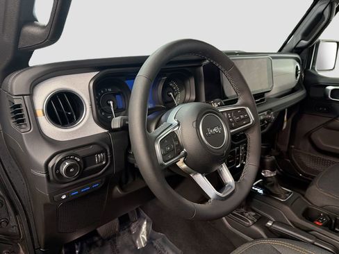 Used 2025 Jeep Wrangler Unlimited Sahara AWD/4WD image 9