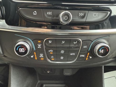 Used 2023 Chevrolet Traverse LT image 20