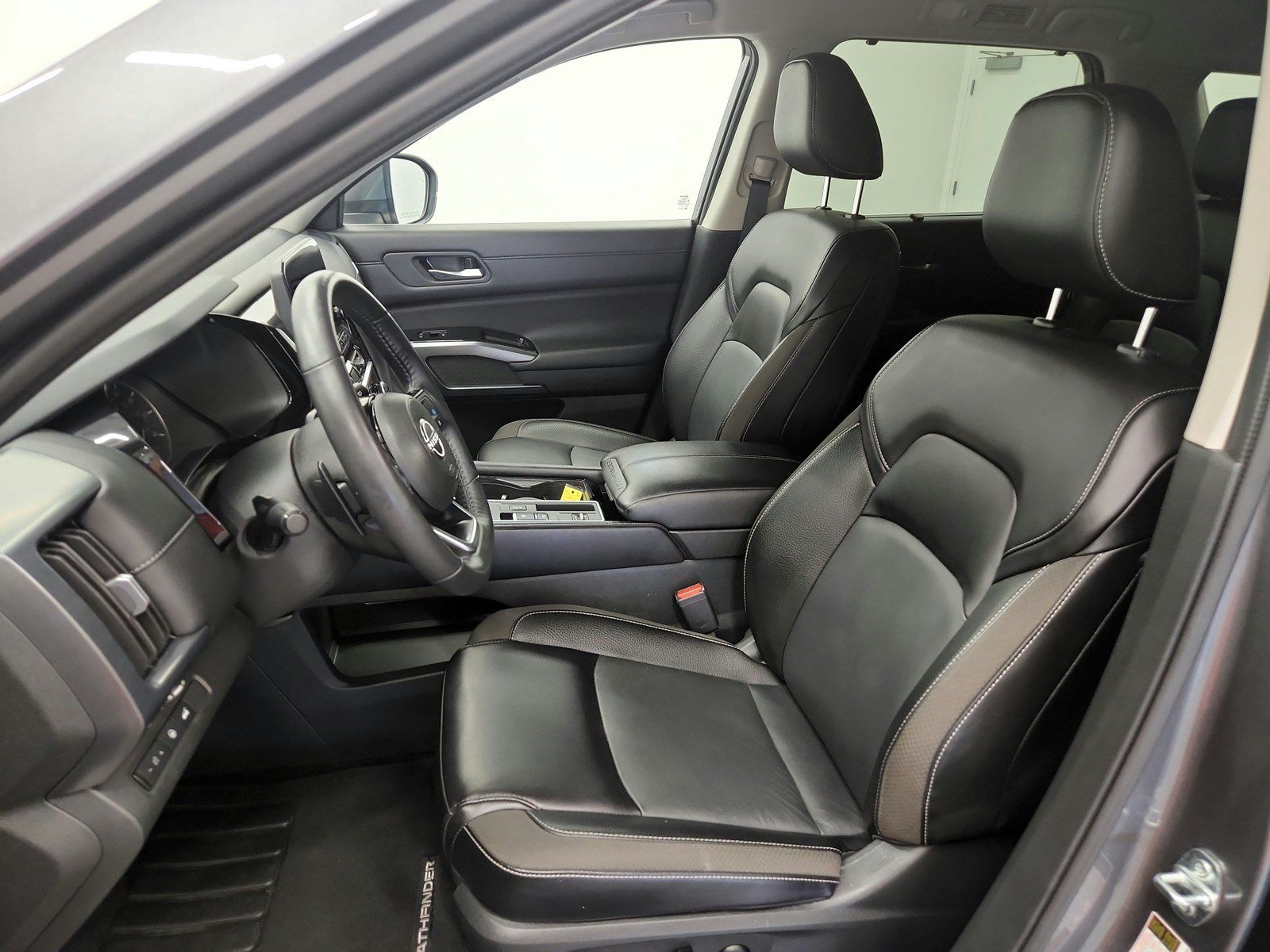 Used 2024 Nissan Pathfinder SL FWD image 19