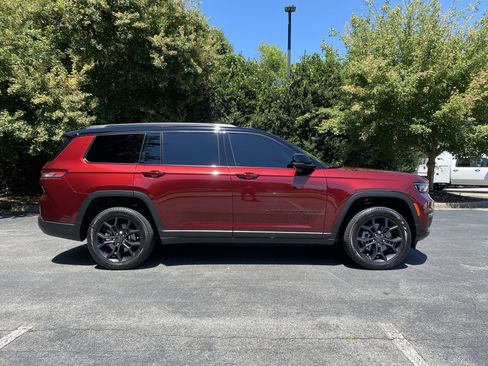 Used 2025 Jeep Grand Cherokee L Limited w/ Trailer Tow Package AWD/4WD image 10