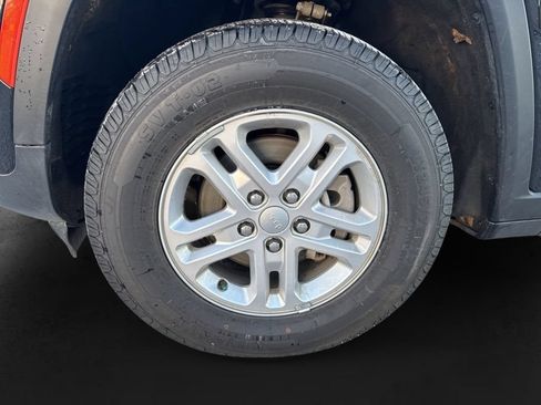 Used 2023 Jeep Grand Cherokee Laredo AWD/4WD image 15