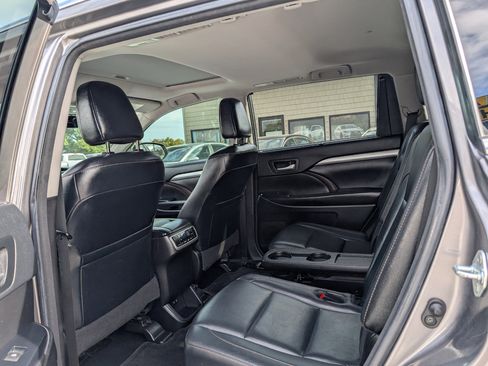 Used 2018 Toyota Highlander XLE image 18
