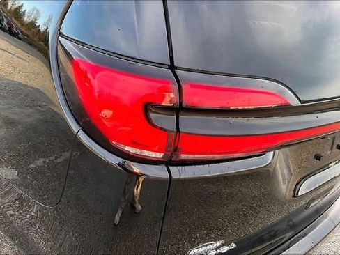 Used 2024 Chrysler Pacifica Touring-L image 30