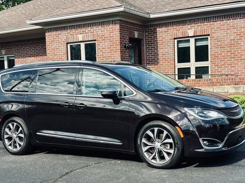 Used 2017 Chrysler Pacifica Limited FWD image 11