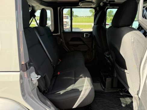 Used 2020 Jeep Wrangler Unlimited Sahara AWD/4WD image 27