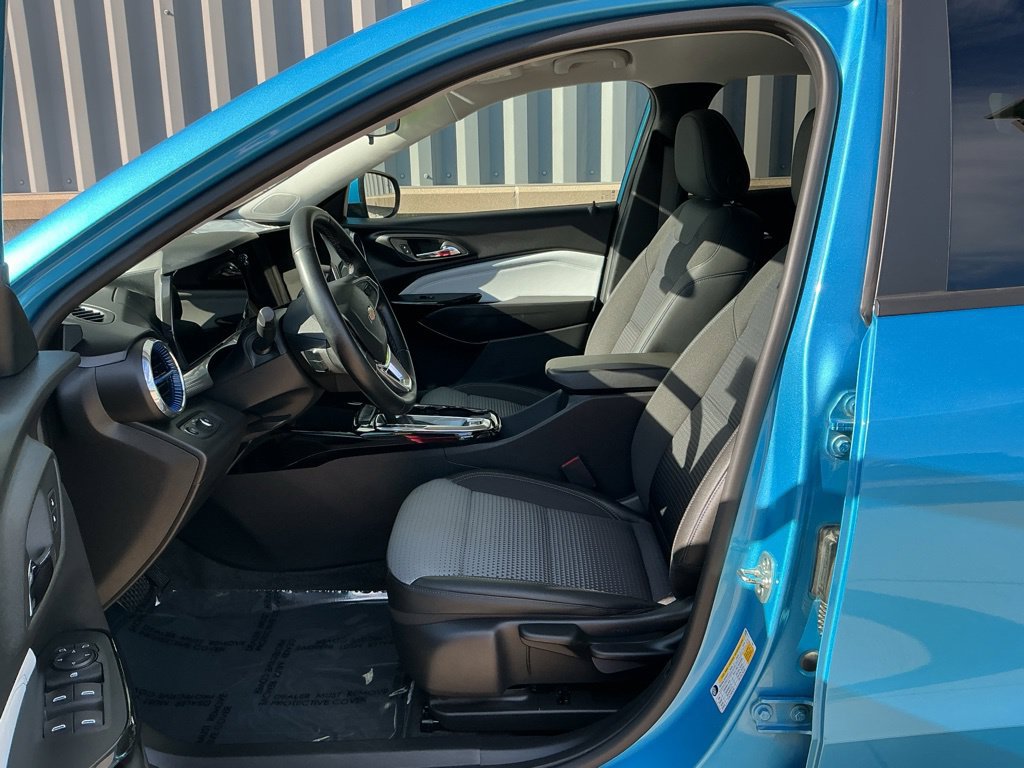 Used 2025 Chevrolet Trax LT w/ Driver Confidence Package FWD image 8