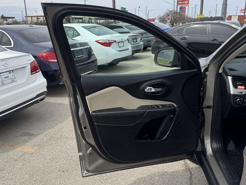 Used 2017 Jeep Cherokee Latitude w/ Safety/Convenience Group image 14