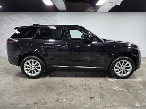 Used 2025 Land Rover Range Rover Sport SE image 3