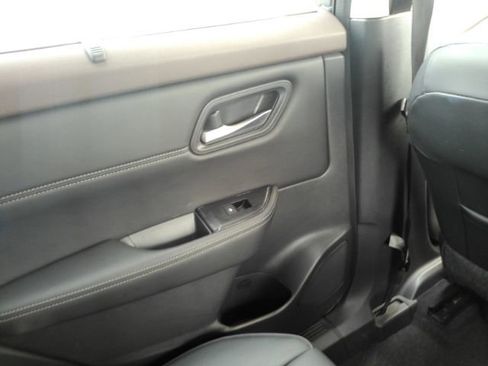 Used 2022 Nissan Rogue SV w/ SV Premium Package FWD image 34