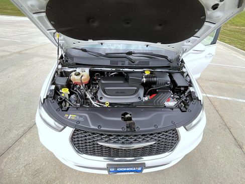 Used 2022 Chrysler Pacifica Touring-L FWD image 23