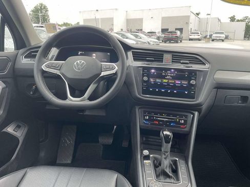 Used 2022 Volkswagen Tiguan SE AWD/4WD image 16