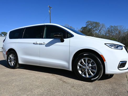 New 2026 Chrysler Pacifica Select image 5