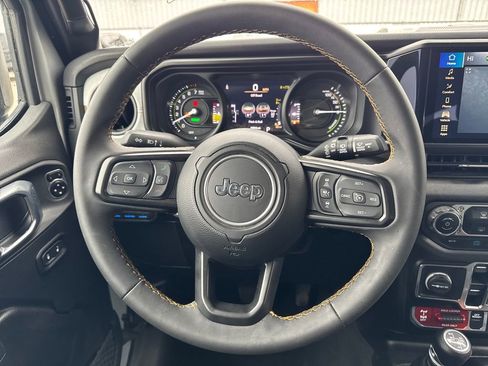 Used 2024 Jeep Wrangler Unlimited image 14