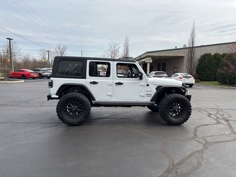 Used 2018 Jeep Wrangler Unlimited Sahara image 11