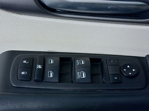 Used 2023 Chrysler Pacifica Touring-L image 24