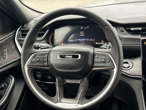 Used 2024 Jeep Grand Cherokee Limited image 13