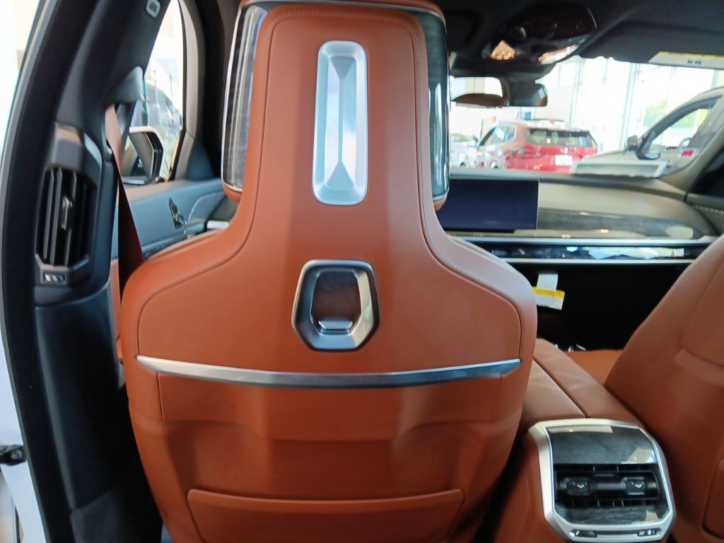 New 2026 BMW 750e xDrive AWD/4WD image 11