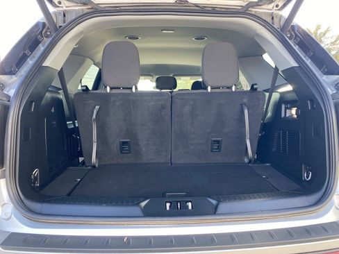 Used 2023 Ford Explorer XLT RWD image 4
