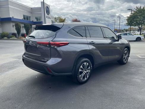 Used 2021 Toyota Highlander XLE image 3