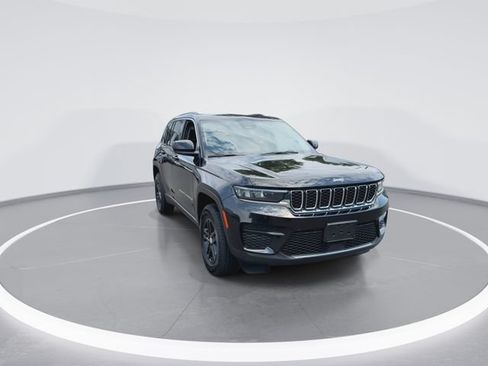 Used 2023 Jeep Grand Cherokee Laredo w/ Luxury Tech Group I AWD/4WD image 3