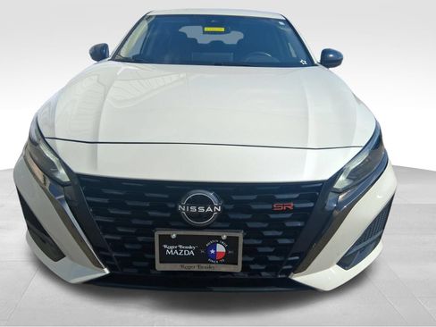 Used 2024 Nissan Altima 2.5 SR w/ SR Premium Package FWD image 2