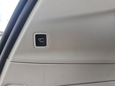 Used 2023 Chrysler Pacifica Touring-L FWD image 19