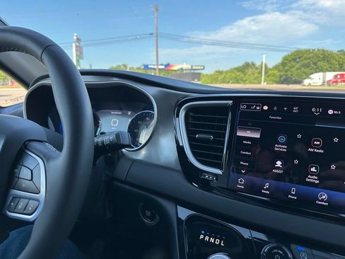Used 2025 Chrysler Pacifica Select FWD image 42