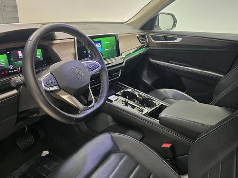 Used 2025 Volkswagen Atlas SEL AWD/4WD image 16