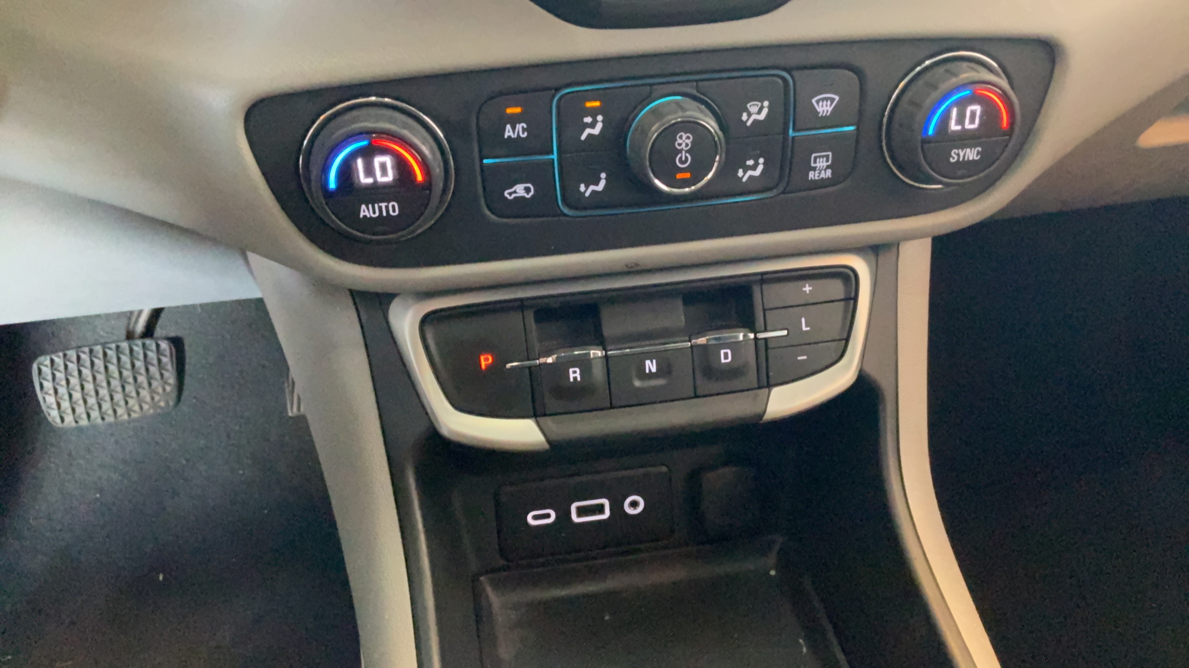 Used 2022 GMC Terrain SLE w/ Driver Convenience Package FWD image 17