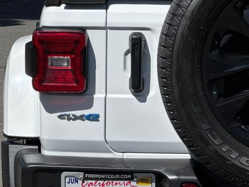 Used 2022 Jeep Wrangler Unlimited Sahara w/ Cold Weather Group image 26