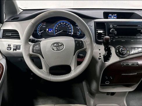 Used 2013 Toyota Sienna XLE image 7