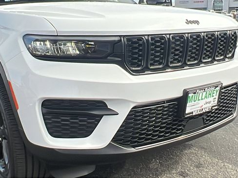 New 2025 Jeep Grand Cherokee Altitude image 10