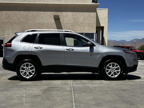 Used 2017 Jeep Cherokee Latitude w/ Safety/Convenience Group AWD/4WD image 9