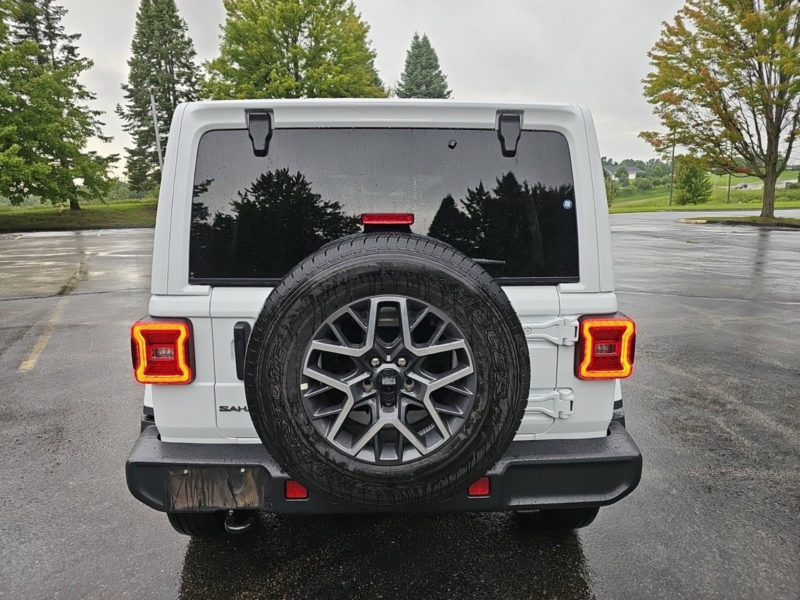 Used 2025 Jeep Wrangler Unlimited Sahara AWD/4WD image 5