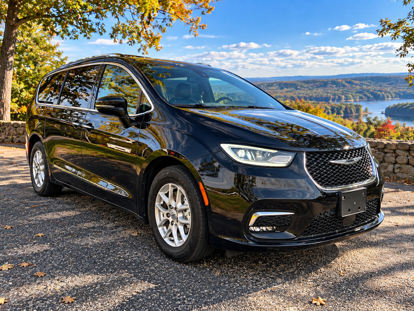 Used 2024 Chrysler Pacifica Touring-L FWD image 1