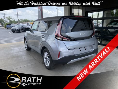 Used 2025 Kia Soul LX FWD image 8