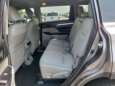 Certified 2018 Toyota Highlander Plus w/ Carpet Mat Package (TMS) AWD/4WD image 12