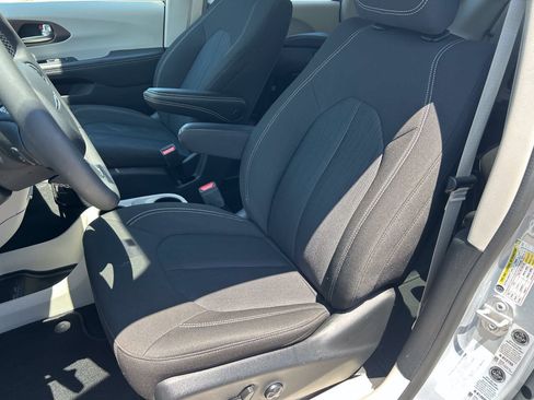 Used 2022 Chrysler Voyager LX FWD image 21
